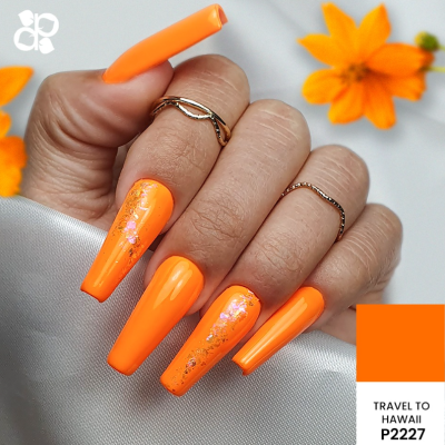Unhas postiças laranja néon com brilho prateado e anéis dourados em fundo branco com flores laranja.