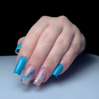 Unhas compridas decoradas com azul opaco e lantejoulas coloridas