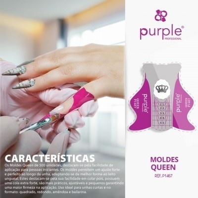 Unhas em processo de extensão com moldes adesivos roxos e branco e mãos com luvas rosa