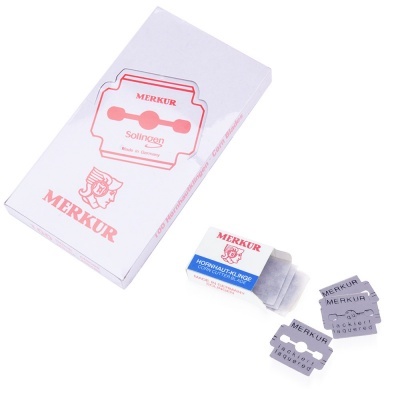 Caixa branca de lâminas de barbear MERKUR Solingen e lâminas destacadas