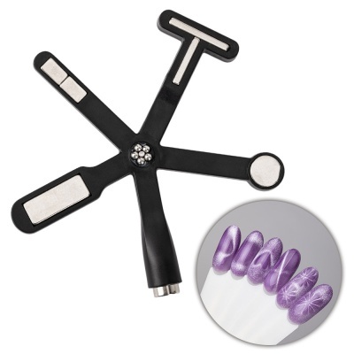 Ferramenta preta multifuncional com peças metálicas e verniz de unha roxo metálico com brilho