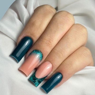 Unhas postiças azul petróleo e nude com glitter azul