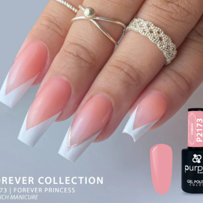 unhas postiças rosa e branco com verniz gel e anéis prateados