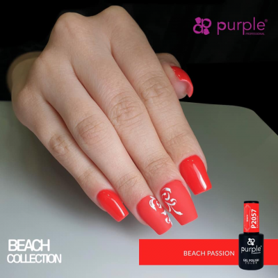 Mão com unhas vermelhas e design floral branco, frasco de verniz gel de unhas P2057 vermelho