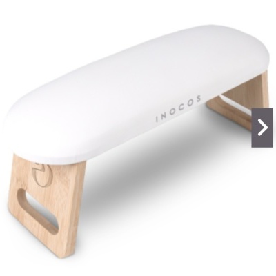 Apoio para mãos branco com base de madeira clara