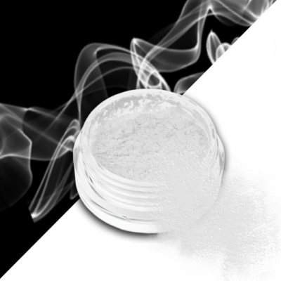 Recipiente redondo com pó branco fino e fundo preto e branco com fumo cinzento