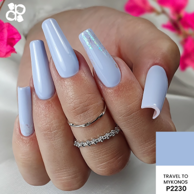 Unhas pintadas de azul claro com anel