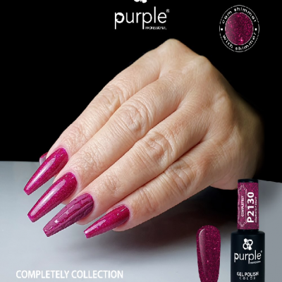 Mão com unhas compridas pintadas em verniz vinho brilhante da Purple Professional