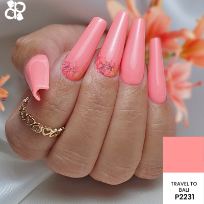 Unhas cor de rosa com glitter preto e anel dourado, flores ao fundo