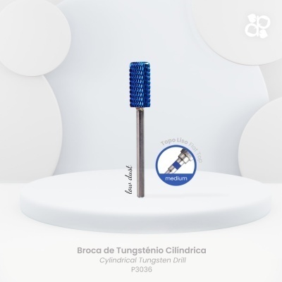 Broca de tungsténio cilíndrica azul e prata sobre base branca com fundo claro