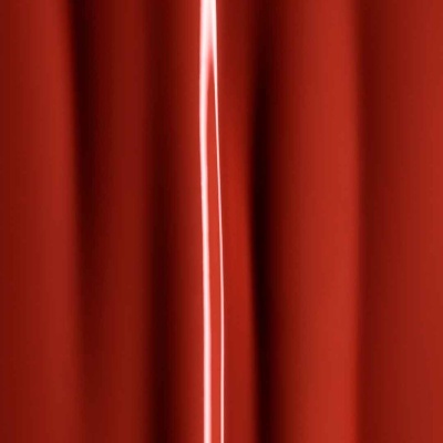 Cortinas vermelhas de tecido liso com textura brilhante.