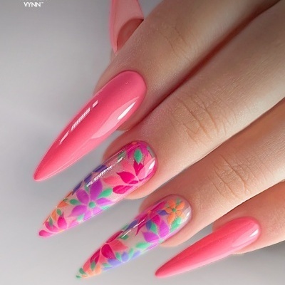 Unhas compridas de gel rosa com decoração floral colorida