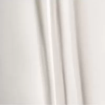 tecido branco liso com vincos suaves