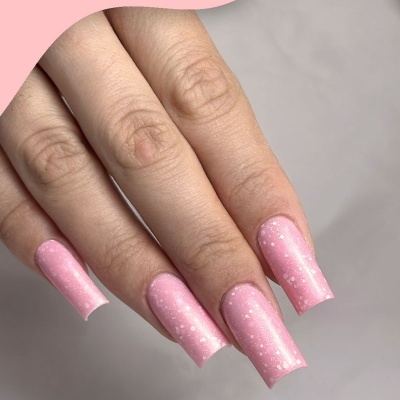 Unhas longas com verniz rosa claro e brilhos brancos
