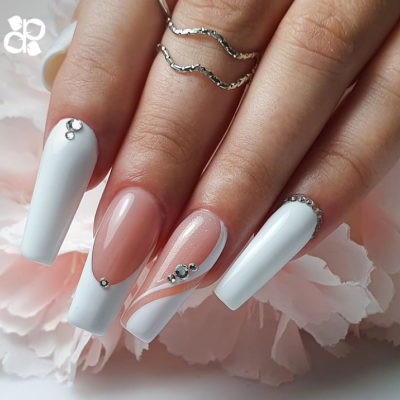 Unhas manicure em nude e branco com detalhes prateados e padrão ondulado