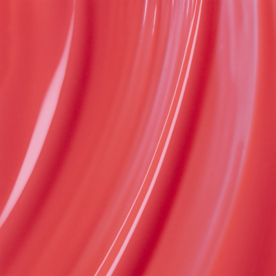 Frasco de esmalte vermelho brilhante com reflexo da luz