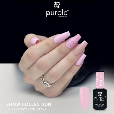 Unhas pintadas com verniz gel cor-de-rosa claro com textura e frasco de verniz da Purple