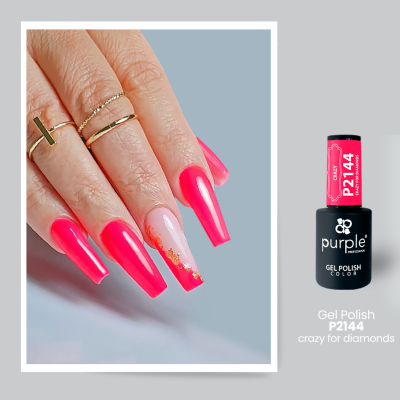 Unhas pintadas com verniz gel rosa brilhante e decoradas com detalhes dourados ao lado do frasco de verniz gel purple P2144.
