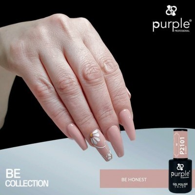 Esmalte de unhas nude rosado com decoração floral em unhas compridas e frasco do verniz Purple Professional