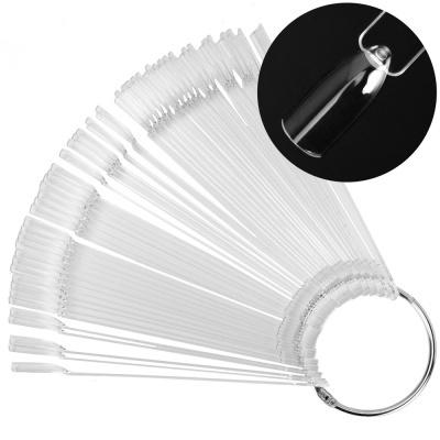 Pai de amostras de unhas artificiais transparentes fixadas por anel metálico