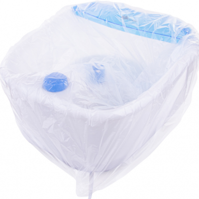 Tanque de lavar plástico branco com tampa e botões azuis coberto por capa plástica transparente