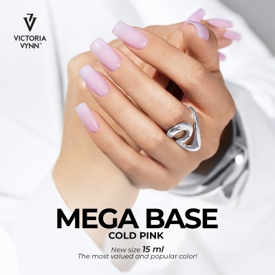 Mãos femininas com unhas rosa frio fosco e anel prateado, fundo branco, texto VICTORIA VYNN MEGA BASE COLD PINK 15 ml