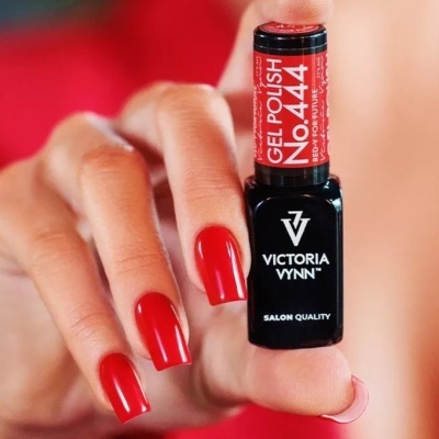 Verniz gel vermelho Victoria Vynn no frasco com unha pintada da mesma cor