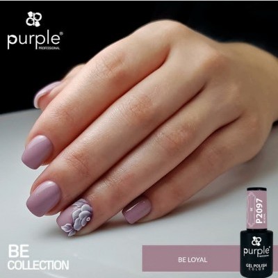 Mão com unhas de gel rosa nude, flor 3D numa unha, texto de marca e coleção