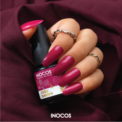 Verniz gel INOCOS ruby natura cor vinho com unhas pintadas