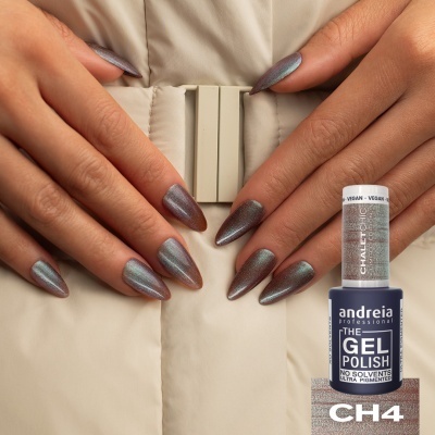 Unhas com verniz gel cinza metalizado junto a frasco de verniz Andreia The Gel Polish CH4