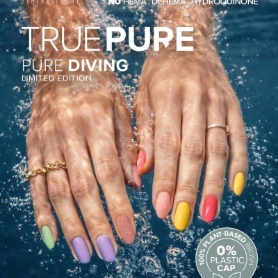 Mãos femininas com unhas coloridas submersas em água azul