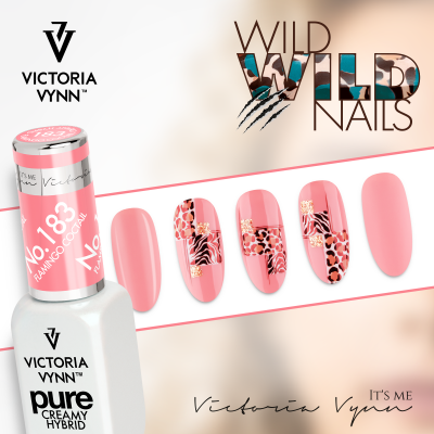 Verniz gel Victoria Vynn cor Flamingo Coral com unhas decoradas em vários padrões rosa e animal print.