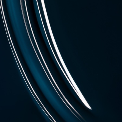 Três anéis prateados finos sobre fundo escuro