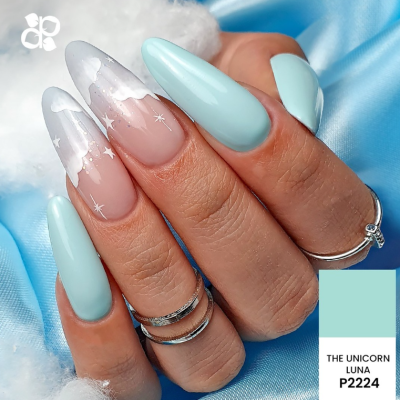 Unhas azul claro e transparentes com desenhos de nuvens e estrelas em formato stiletto