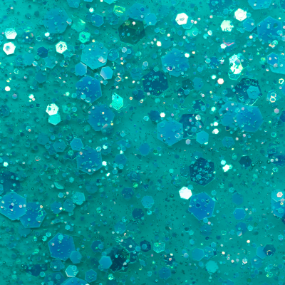 Purpurinas azuis e turquesas hexagonais em superfície azul brilhante