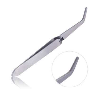 Pinça de aço inoxidável com ponta curva e fundo branco