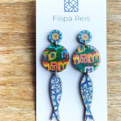 Brincos coloridos com casas, flores e peixes em cartão 'Filipa Reis'