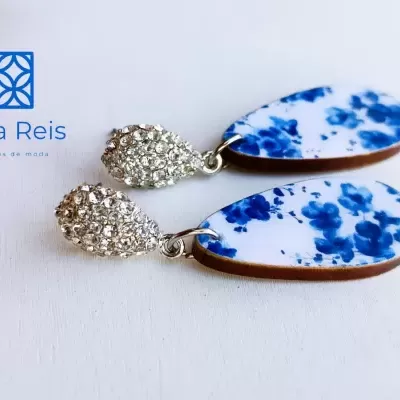 Brincos com glitter prata e pendentes ovais brancos com padrão azul