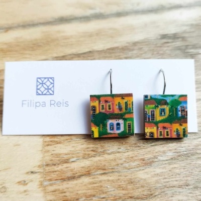 Brincos quadrados coloridos com padrão de casas em cartão branco