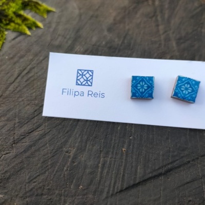 Brincos quadrados azuis com padrão branco em cartão com o nome Filipa Reis
