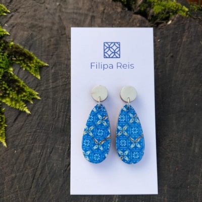 Par de brincos azuis com padrão apresentado em cartão branco 'Filipa Reis'