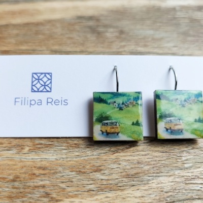 Brincos quadrados de madeira com estampa de carro e paisagem, em cartão com logo Filipa Reis