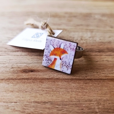 Anel com ilustração de raposa em base metálica prateada