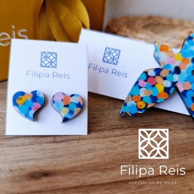Brincos de coração e broche de pássaro coloridos com padrão de bolas, marca Filipa Reis
