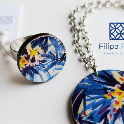 Conjunto de anel e pendente com padrão floral colorido e logotipo Filipa Reis