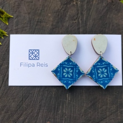 Brincos pendentes azuis com padrão branco, sobre cartão Filipa Reis
