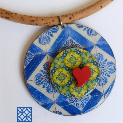 Colar com pendente redondo e padrão de azulejo colorido com detalhe coração vermelho.