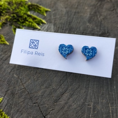 brincos coração azuis com padrão azulejo em base branca Filipa Reis sobre madeira com musgo