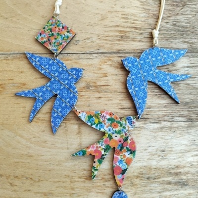 Colar com pendentes em forma de pássaros e losango com padrões florais coloridos