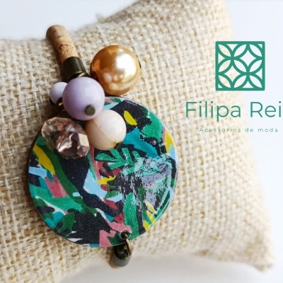 Brinco decorado colorido com bolas em fundo bege